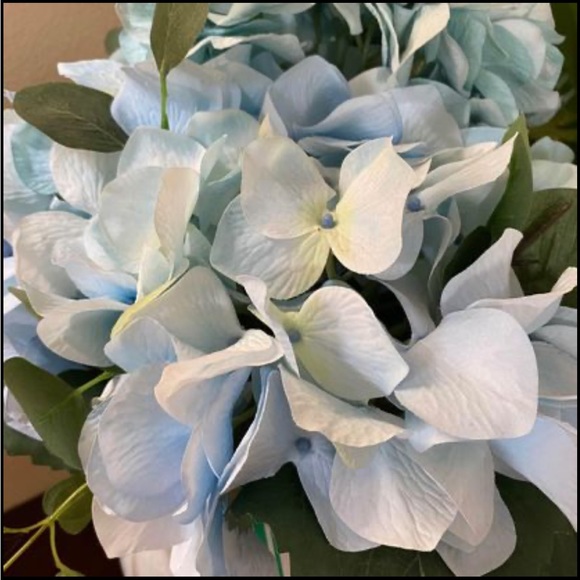 MWT ARTIFICIAL HYDRANGEAS ARRANGEMENTS IN VASE - Picture 6 of 8